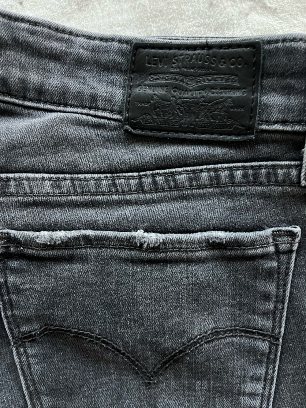 Levi's Women's 711 Black Frayed-Hem Skinny Warm Jeans - Picture 2 of 3
